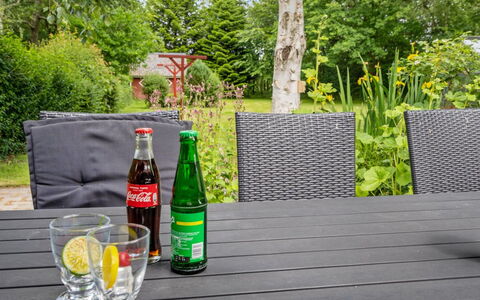 Jonni - 15Km from the Sea: Dach, Haus, Zuhause, Hütte, Tür, Abstellgleis, Estate, Rasen, Garten, Veranda