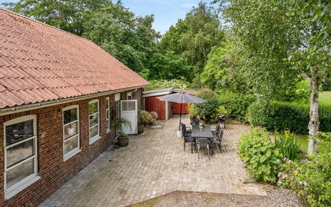 Jonni - 15Km from the Sea: Dach, Haus, Zuhause, Hütte, Tür, Abstellgleis, Estate, Rasen, Garten, Veranda