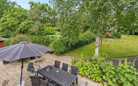 Jonni - 15Km from the Sea: Dach, Haus, Zuhause, Hütte, Tür, Abstellgleis, Estate, Rasen, Garten, Veranda