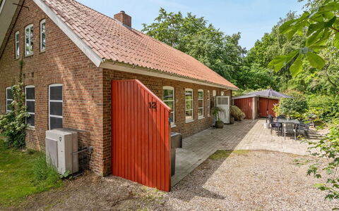 Jonni - 15Km from the Sea: Dach, Haus, Zuhause, Hütte, Tür, Abstellgleis, Estate, Rasen, Garten, Veranda