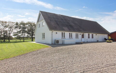 Dolfine - 15Km from the Sea: Dach, Haus, Grundstueck, Zuhause, Hütte, Estate, Gartenbauten, Schatten, Blockhaus, Landscaping