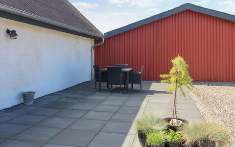 Dolfine - 15Km from the Sea: Dach, Haus, Grundstueck, Zuhause, Hütte, Estate, Gartenbauten, Schatten, Blockhaus, Landscaping