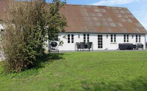 Dolfine - 15Km from the Sea: Dach, Haus, Grundstueck, Zuhause, Hütte, Estate, Gartenbauten, Schatten, Blockhaus, Landscaping