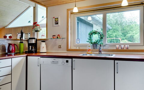 Ulrikke - 12Km from the Sea: Küche, Countertop, Holz, Interior Design, Küchengerät, Flooring, Decke, Möbel, Cabinetry, Beleuchtung