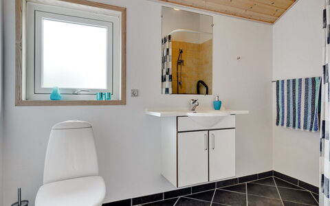 Ulrikke - 12Km from the Sea: Armatur, Flooring, Sinken, Bad Sink, Interior Design, Badezimmer, Fussboden, Holz, Zapfhahn, Installation