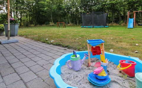 Ulrikke - 12Km from the Sea: Spielmittel, Erholung, Garten, Kunststoff, Freizeit, Spielplatz, Hinterhof, Rasen, Garten
