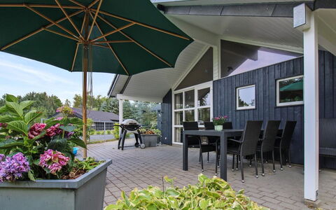 Ulrikke - 12Km from the Sea: Dach, Zuhause, Haus, Schatten, Hütte, Veranda, Ground, Markise, Tür, Stuhl