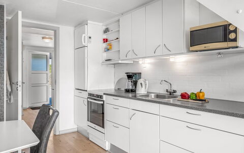 Soufiane - 100M from the Sea: Küche, Küchengerät, Major Appliance, Countertop, Flooring, Sinken, Interior Design, Cabinetry, Fussboden, Decke