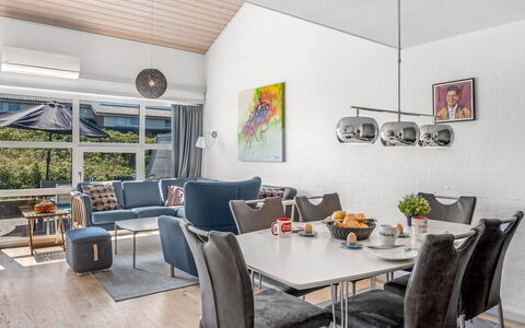 Soufiane - 100M from the Sea: Möbel, Interior Design, Couch, Flooring, Fussboden, Decke, Wohnzimmer, Zimmer, Holz, Tabelle