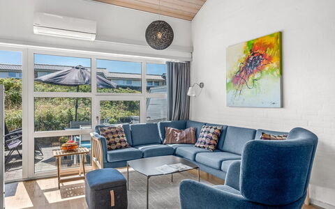 Soufiane - 100M from the Sea: Möbel, Interior Design, Couch, Flooring, Fussboden, Wohnzimmer, Holz, Decke, Wohnung, Zimmer
