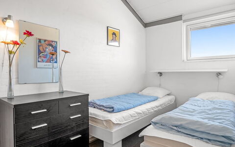 Soufiane - 100M from the Sea: Fussboden, Schlafzimmer, Flooring, Interior Design, Decke, Bett, Zimmer, Möbel, Bettdecke, Bedding