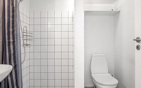 Soufiane - 100M from the Sea: Wand, Flooring, Armatur, Fussboden, Badezimmer, Toilleten Sitz, Toilette, Interior Design, Installation, Fliese