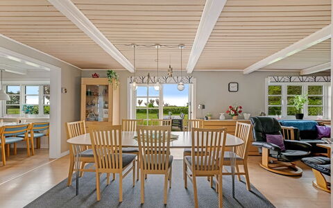 Merrit - 4.6Km to the Fjord: Möbel, Interior Design, Flooring, Holz, Decke, Fussboden, Holzboden, Tabelle, Esszimmer, Stuhl
