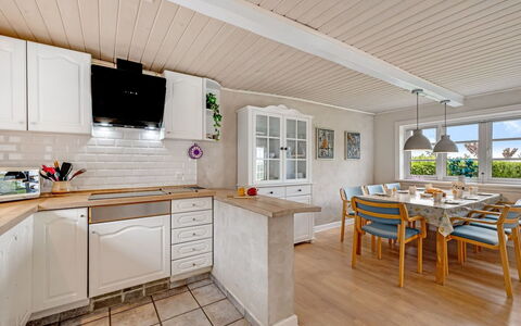 Merrit - 4.6Km to the Fjord: Flooring, Interior Design, Holz, Countertop, Küche, Fussboden, Decke, Möbel, Cabinetry, Holzboden
