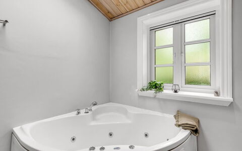 Merrit - 4.6Km to the Fjord: Badewanne, Armatur, Badezimmer, Interior Design, Decke, Flooring, Installation, Fussboden, Zapfhahn, Zimmer