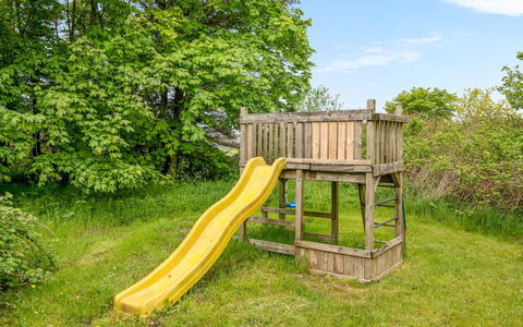 Merrit - 4.6Km to the Fjord: Spielplatz Rutsche, Spielmittel, Rutsche, Garten, Spielplatz, Rasen, Planke, Park, Hartholz, Holzbeize