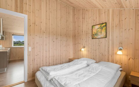 Clement - 500M to the Fjord: Holz, Decke, Fussboden, Interior Design, Flooring, Schlafzimmer, Holzbeize, Hartholz, Bett, Zimmer
