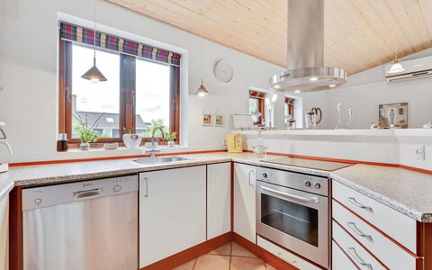 Rika - 525M to the Fjord: Flooring, Interior Design, Holz, Küche, Decke, Fussboden, Zuhause, Countertop, Light Fixture, Beleuchtung