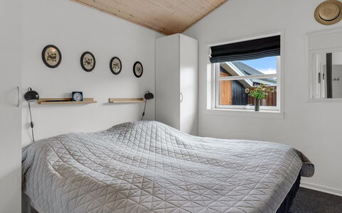 Sjarlotte - 100M from the Sea: Schlafzimmer, Bett, Holz, Decke, Bettdecke, Interior Design, Bedding, Beleuchtung, Linens, Bettrahmen