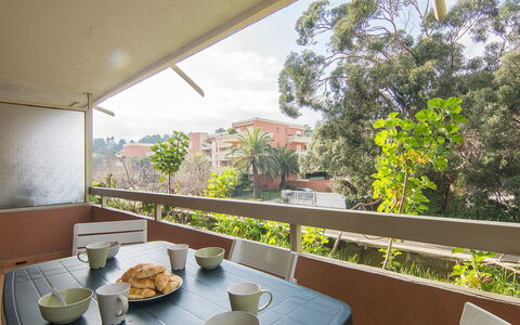 Cavalaire 240: Eigentum, Grundeigentum, Haus, Zimmer, Interior Design, Balkon, Gebäude, Die Architektur, Dach, Tabelle