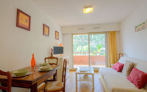 Cavalaire 240: Zimmer, Eigentum, Möbel, Gebäude, Interior Design, Haus, Wohnzimmer, Tabelle, Fussboden, Grundeigentum