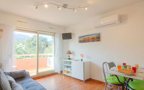 Cavalaire 240: Zimmer, Eigentum, Möbel, Grundeigentum, Gebäude, Decke, Haus, Interior Design, Fussboden, Zuhause