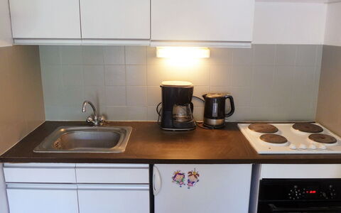 Cavalaire 240: Countertop, Eigentum, Cooktop, Küche, Zimmer, Gasherd, Herd, Küchengerät, Cabinetry, Major Appliance