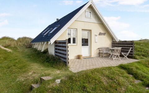Ebba - 25M from the Sea: Wohngebiet, Dach, Vorort, Auffahrt, Estate, Kamin
