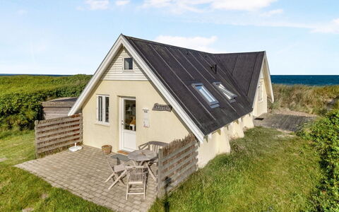Ebba - 25M from the Sea: Wohngebiet, Dach, Vorort, Auffahrt, Estate, Kamin