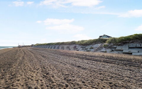 Ebba - 25M from the Sea: Wohngebiet, Dach, Vorort, Auffahrt, Estate, Kamin