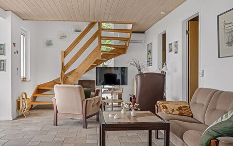 Simo - 250M from the Sea: Möbel, Flooring, Interior Design, Fussboden, Holz, Holzboden, Decke, Couch, Zimmer, Wohnzimmer