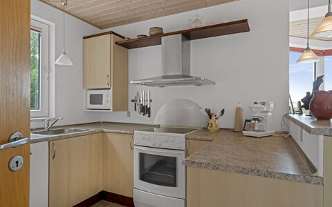 Simo - 250M from the Sea: Küche, Countertop, Flooring, Möbel, Interior Design, Küchengerät, Holz, Fussboden, Cabinetry, Decke