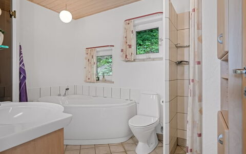 Simo - 250M from the Sea: Interior Design, Flooring, Armatur, Badezimmer, Fussboden, Decke, Installation, Zimmer, Zapfhahn, Badewanne