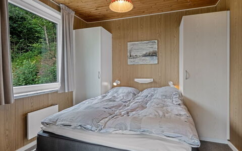 Simo - 250M from the Sea: Schlafzimmer, Holz, Bett, Interior Design, Bettdecke, Bedding, Zuhause, Bettrahmen, Fussboden, Zimmer