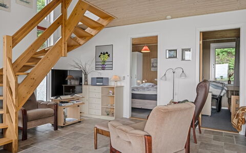 Simo - 250M from the Sea: Möbel, Flooring, Interior Design, Fussboden, Holz, Decke, Zimmer, Stuhl, Holzboden, Wohnzimmer