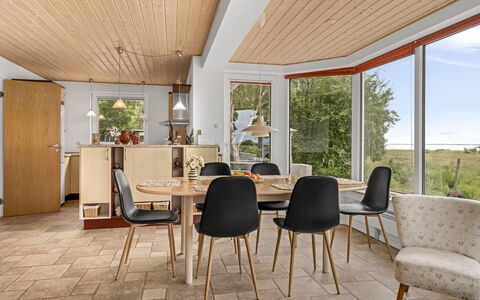 Simo - 250M from the Sea: Möbel, Flooring, Interior Design, Fussboden, Holz, Holzboden, Stuhl, Esszimmer, Tabelle, Küche & Esszimmer Tisch