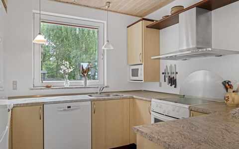 Simo - 250M from the Sea: Countertop, Küche, Interior Design, Küchengerät, Flooring, Spüle, Holz, Armatur, Cabinetry, Sinken