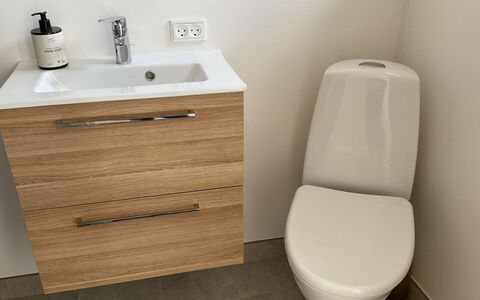 Tofan - 100M to the Fjord: Flooring, Armatur, Fussboden, Toilette, Badezimmer, Toilleten Sitz, Bad Sink, Badezimmerschrank, Installation, Sinken