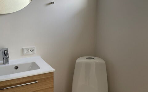 Tofan - 100M to the Fjord: Wand, Armatur, Flooring, Badezimmer, Toilleten Sitz, Fussboden, Toilette, Interior Design, Bad Sink, Badezimmerschrank