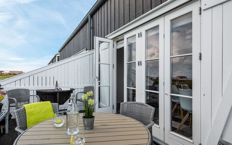 Tofan - 100M to the Fjord: Flooring, Fussboden, Decke, Interior Design, Countertop, Küche, Cabinetry, Zimmer, Major Appliance, Light Fixture