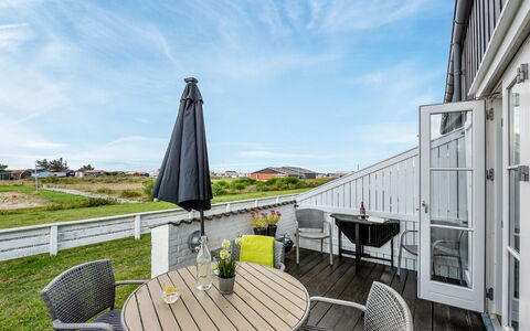 Tofan - 100M to the Fjord: Flooring, Fussboden, Decke, Interior Design, Countertop, Küche, Cabinetry, Zimmer, Major Appliance, Light Fixture