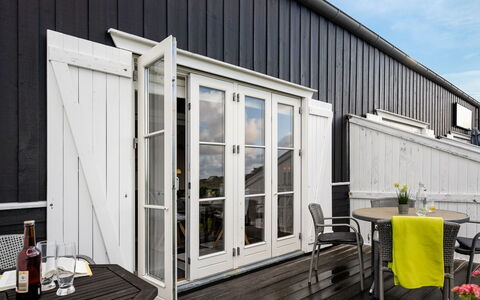 Tofan - 100M to the Fjord: Flooring, Fussboden, Decke, Interior Design, Countertop, Küche, Cabinetry, Zimmer, Major Appliance, Light Fixture