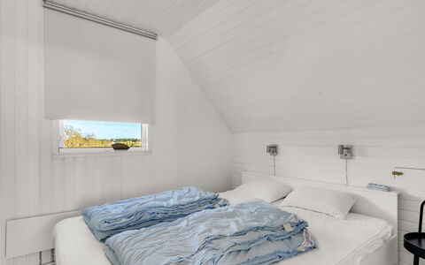 Dunja - 200M to the Fjord: Holz, Flooring, Decke, Fussboden, Interior Design, Schlafzimmer, Planke, Holzboden, Hartholz, Bett