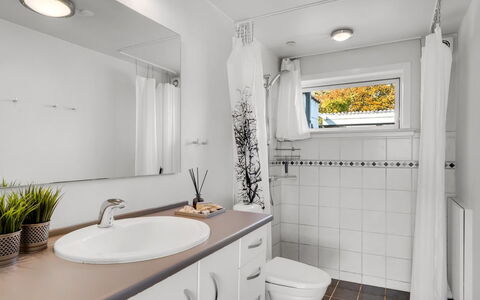 Dunja - 200M to the Fjord: Armatur, Interior Design, Sinken, Flooring, Badezimmer, Fussboden, Bad Sink, Zapfhahn, Countertop, Installation