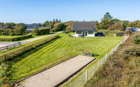 Dunja - 200M to the Fjord: Grün, Gras, Dach, Haus, Zuhause, Wohngebiet, Landschaft, Ländliches Gebiet, Grundstueck, Einfach
