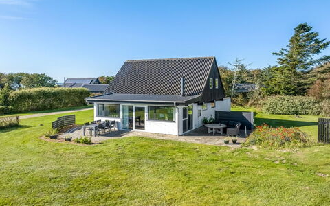 Dunja - 200M to the Fjord: Himmel, Gras, Grün, Dach, Haus, Zuhause, Wolke, Hütte, Die Architektur, Wohngebiet