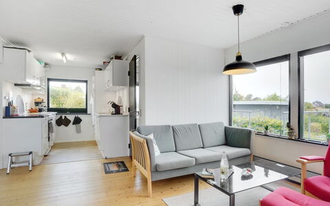 Clarita - 300M to the Fjord: Decke, Interior Design, Flooring, Fussboden, Möbel, Wohnzimmer, Wohnung, Zimmer, Couch