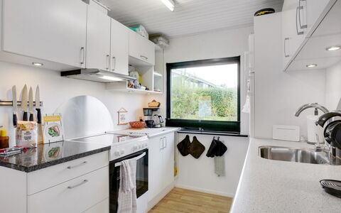 Clarita - 300M to the Fjord: Küche, Küchengerät, Countertop, Major Appliance, Interior Design, Herd, Decke, Flooring, Haushaltsgerät, Beleuchtung