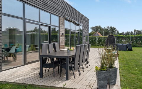 Nimrod - 300M from the Sea: Flooring, Wand, Fussboden, Interior Design, Holz, Decke, Holzboden, Beleuchtung, Möbel, Laminatboden