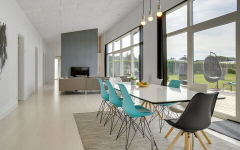 Nimrod - 300M from the Sea: Flooring, Wand, Fussboden, Interior Design, Holz, Decke, Holzboden, Beleuchtung, Möbel, Laminatboden
